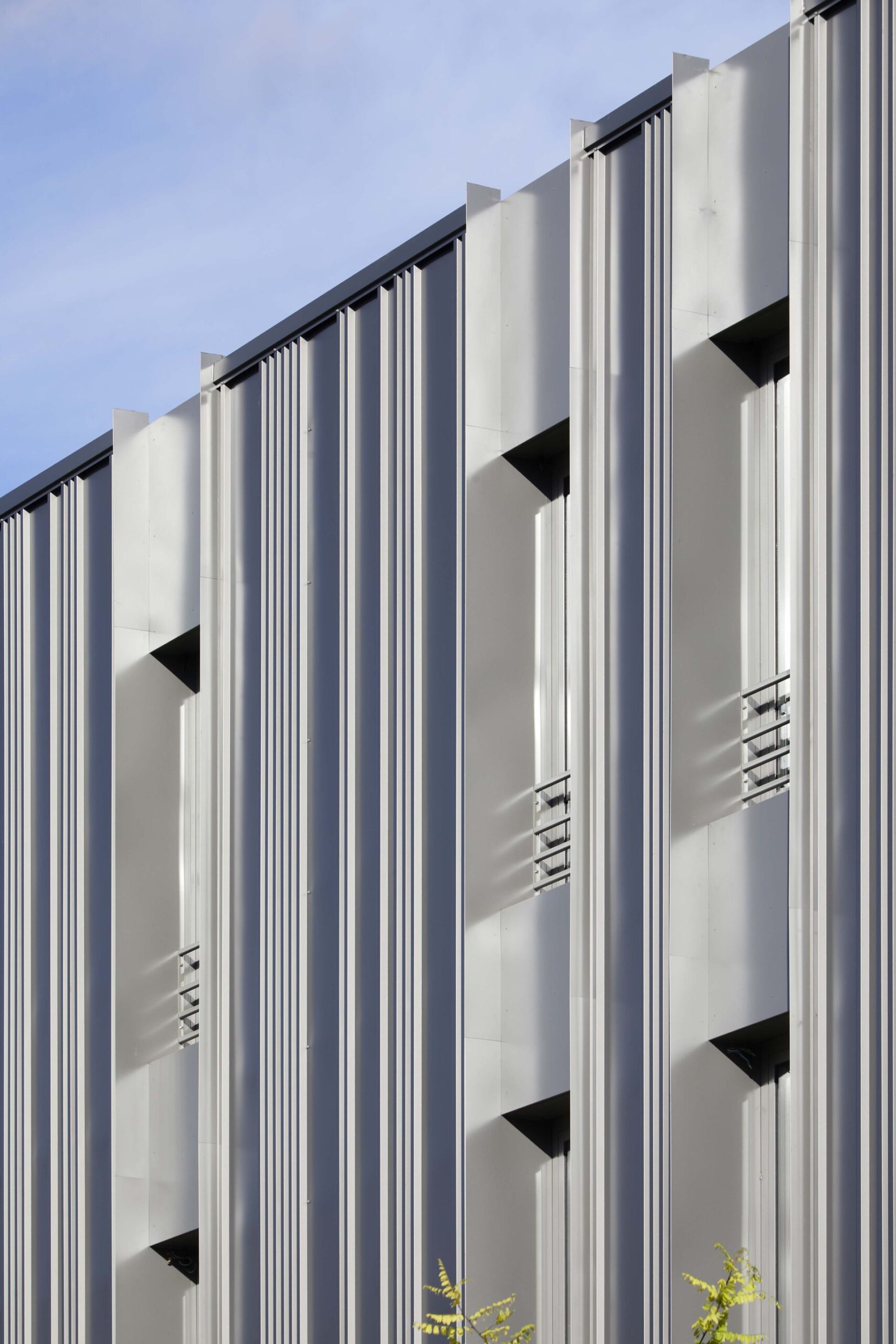 Bardage à joints debout — détail de façade réalisée par Cisco Bâtiment