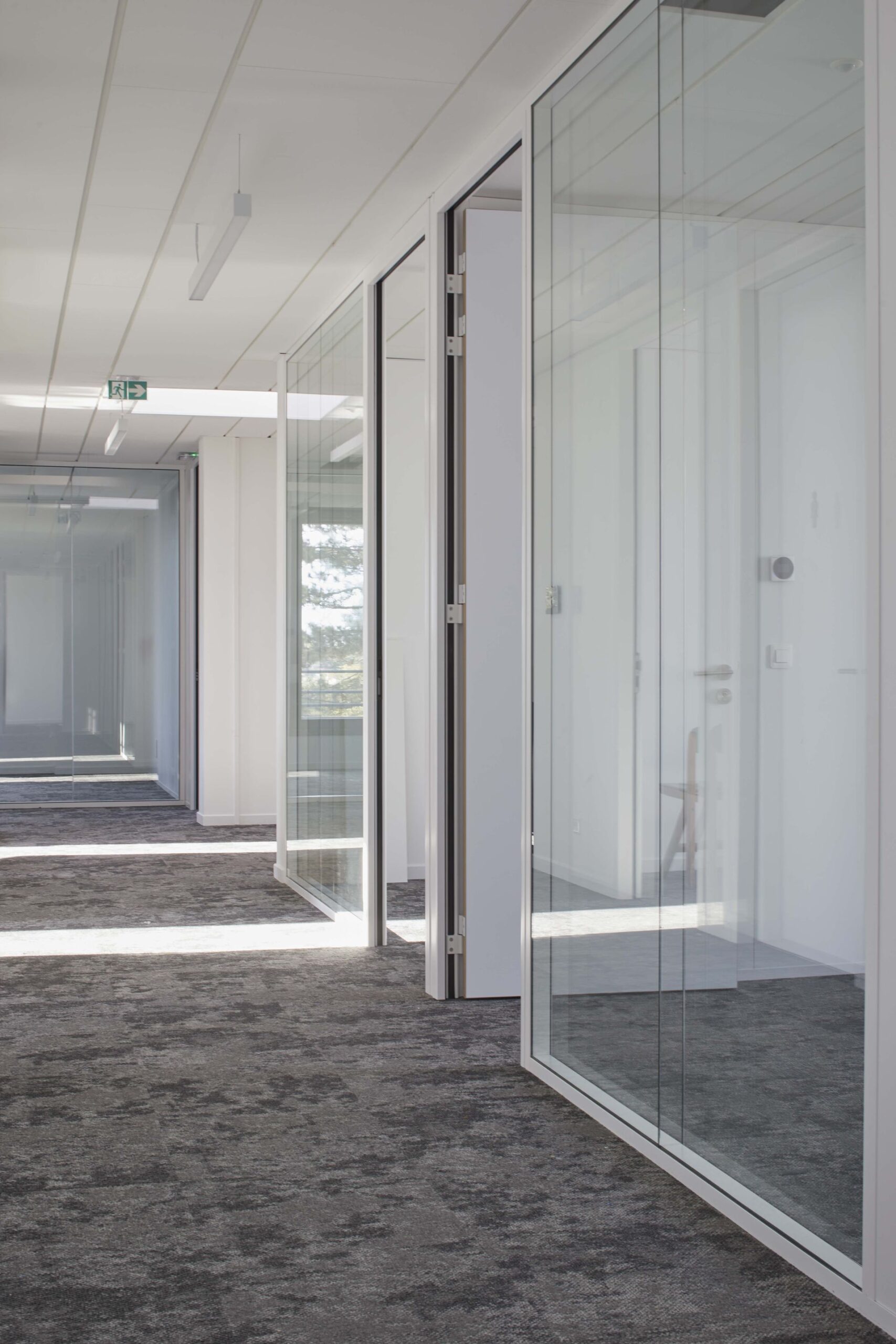 Cloisons vitrées toute hauteur — aménagement de bureaux par Cisco Bâtiment