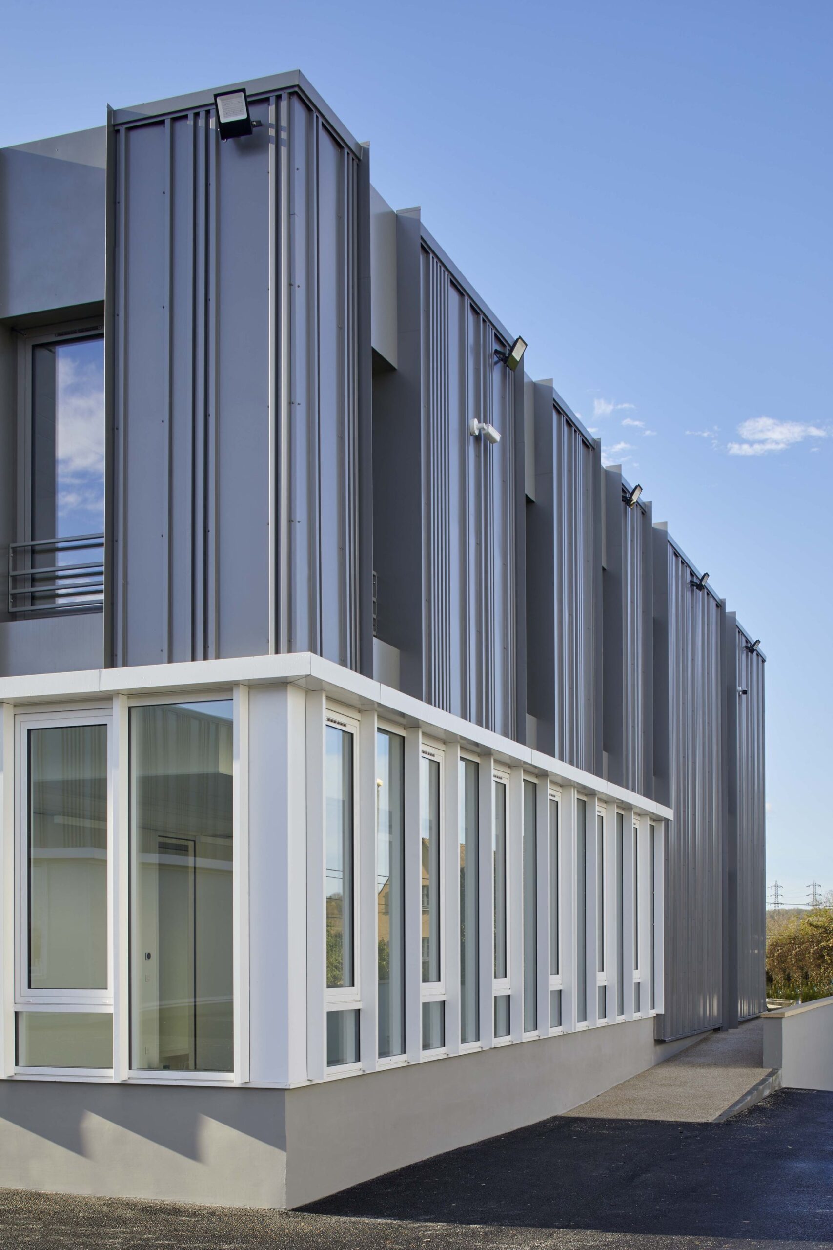 Façade avec menuiseries aluminium et bardage — réalisation Cisco Bâtiment