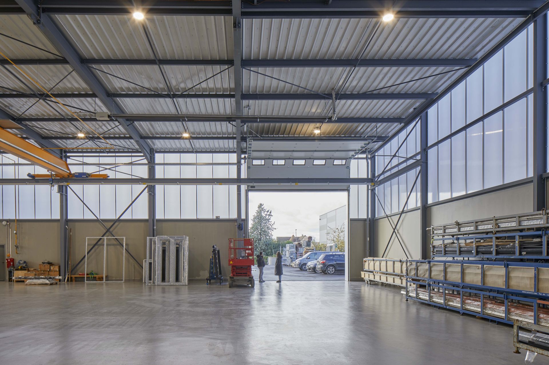 Halle de fabrication équipée d'un pont roulant