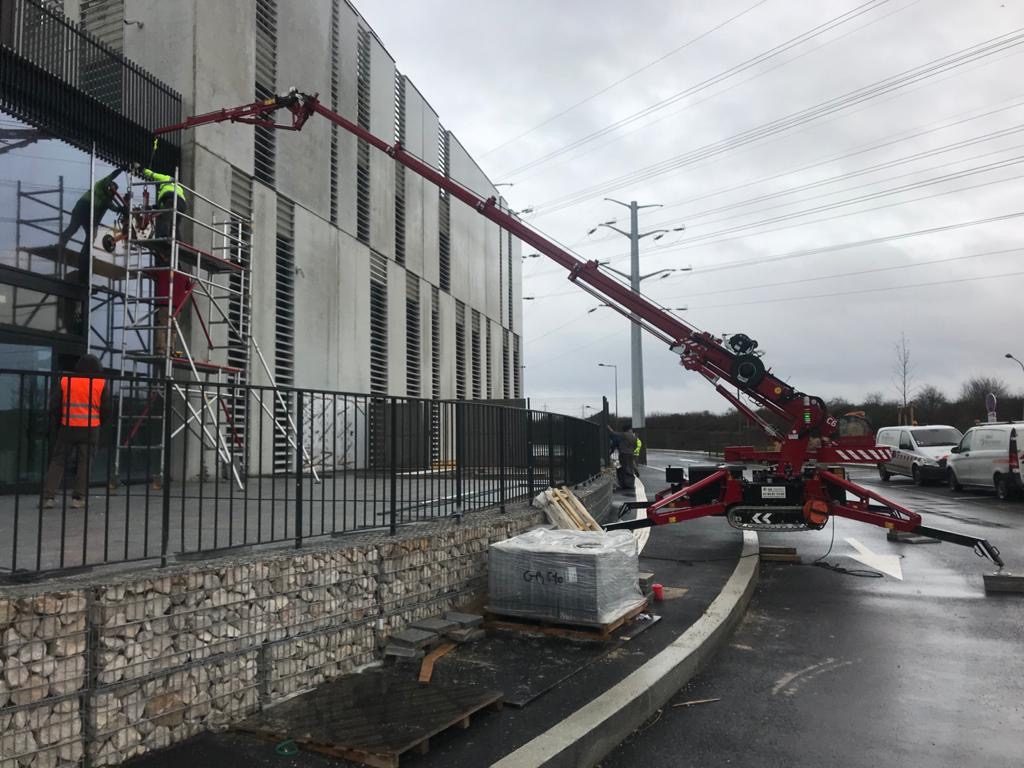 Flèche de la mini-grue araignée au-dessus d'un vitrage