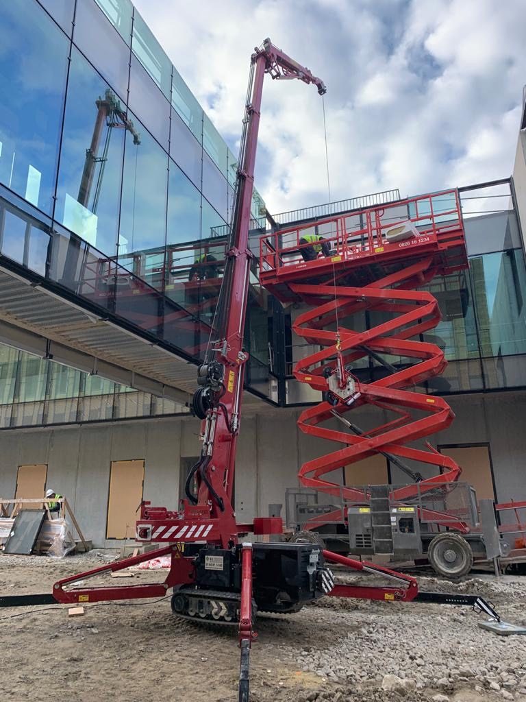 Mini-grue araignée posant un vitrage au palonnier ventouse